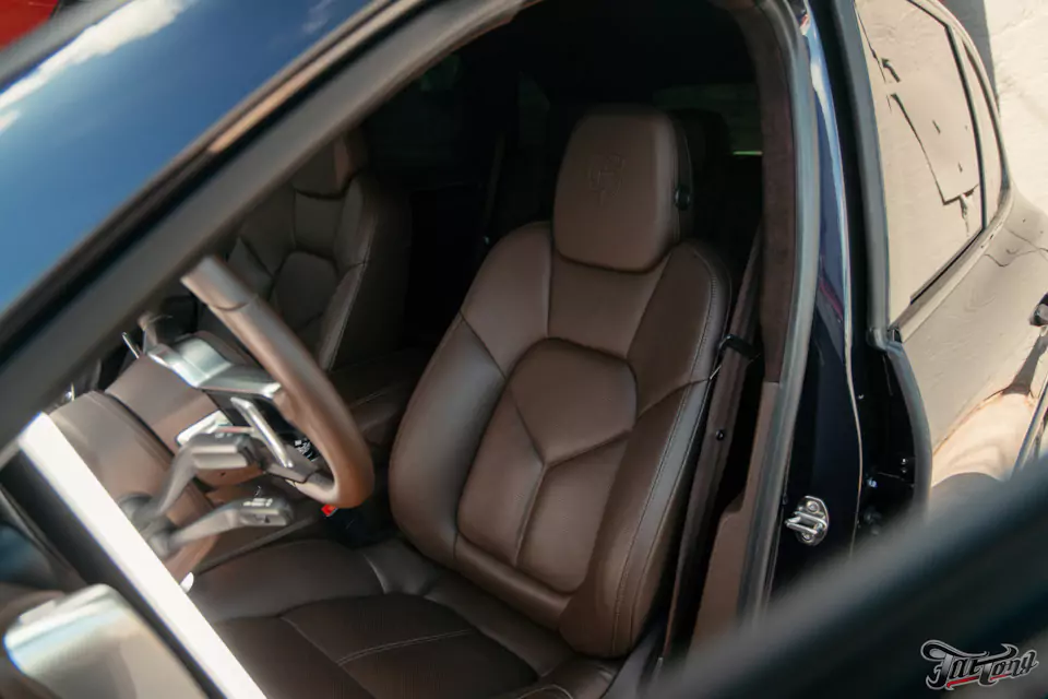 Частичный пошив салона Porsche Cayenne в кожу, полировка и керамика кузова